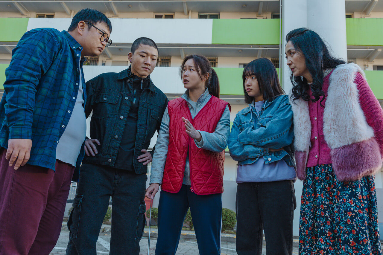 층간 소음의 정체를 밝히기 위해 주민들과 합심하는 거울