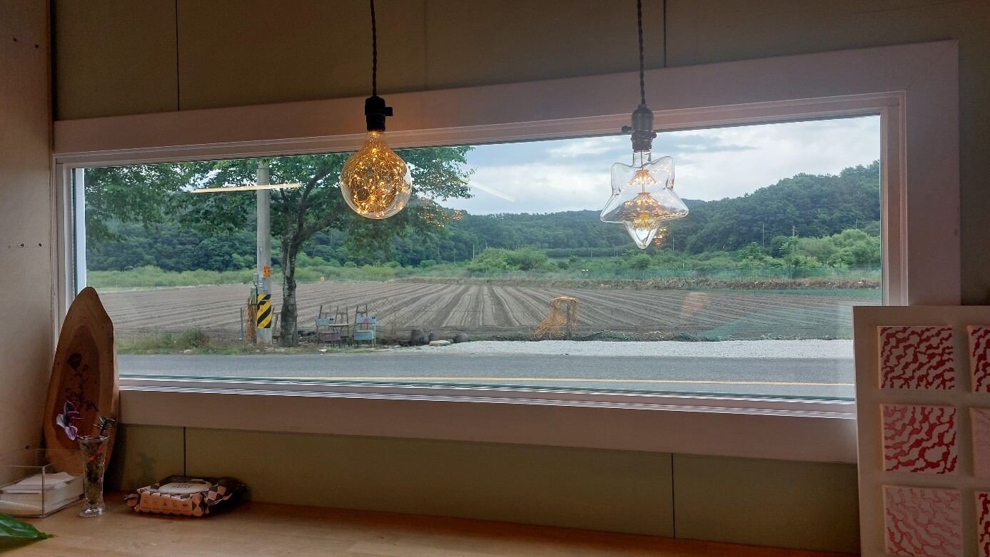 화산애빵긋 정돈된 창가 모습