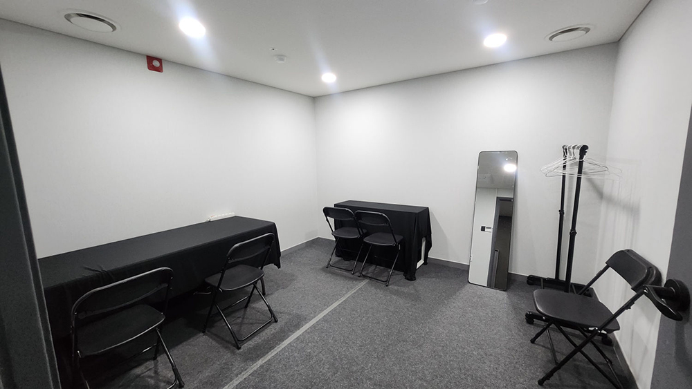 명화라이브홀 지하 1층 대기실