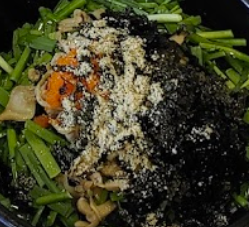 맛깔스러운 바지락 비빔밥