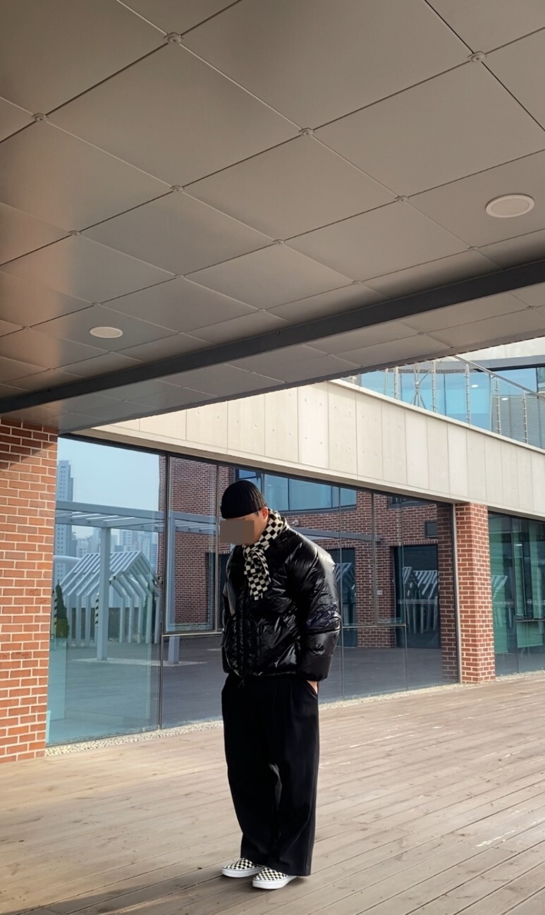 데일리룩(오뭘입)구제비니, 마뗑킴 숏패딩 유광패딩, 마뗑킴 체커보드 머플러, 무신사트레이닝팬츠, 반스 체커보드, 빈티지패션, 데일리룩, 남자데일리코디, 남자데일리패션, OOTD