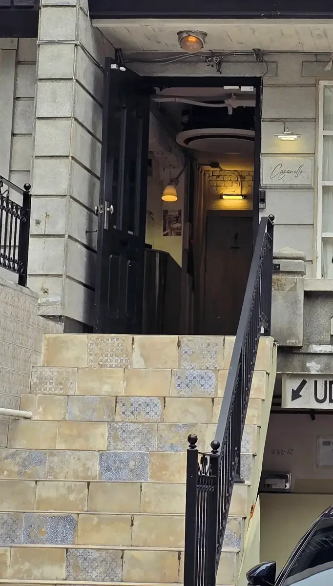 까사넬로로 올라가는 계단과 입구가 나온 사진