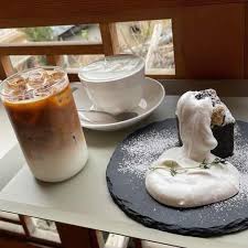 도심속 호젓한 종로 돌담길 서순라길: 인스타 '성지'