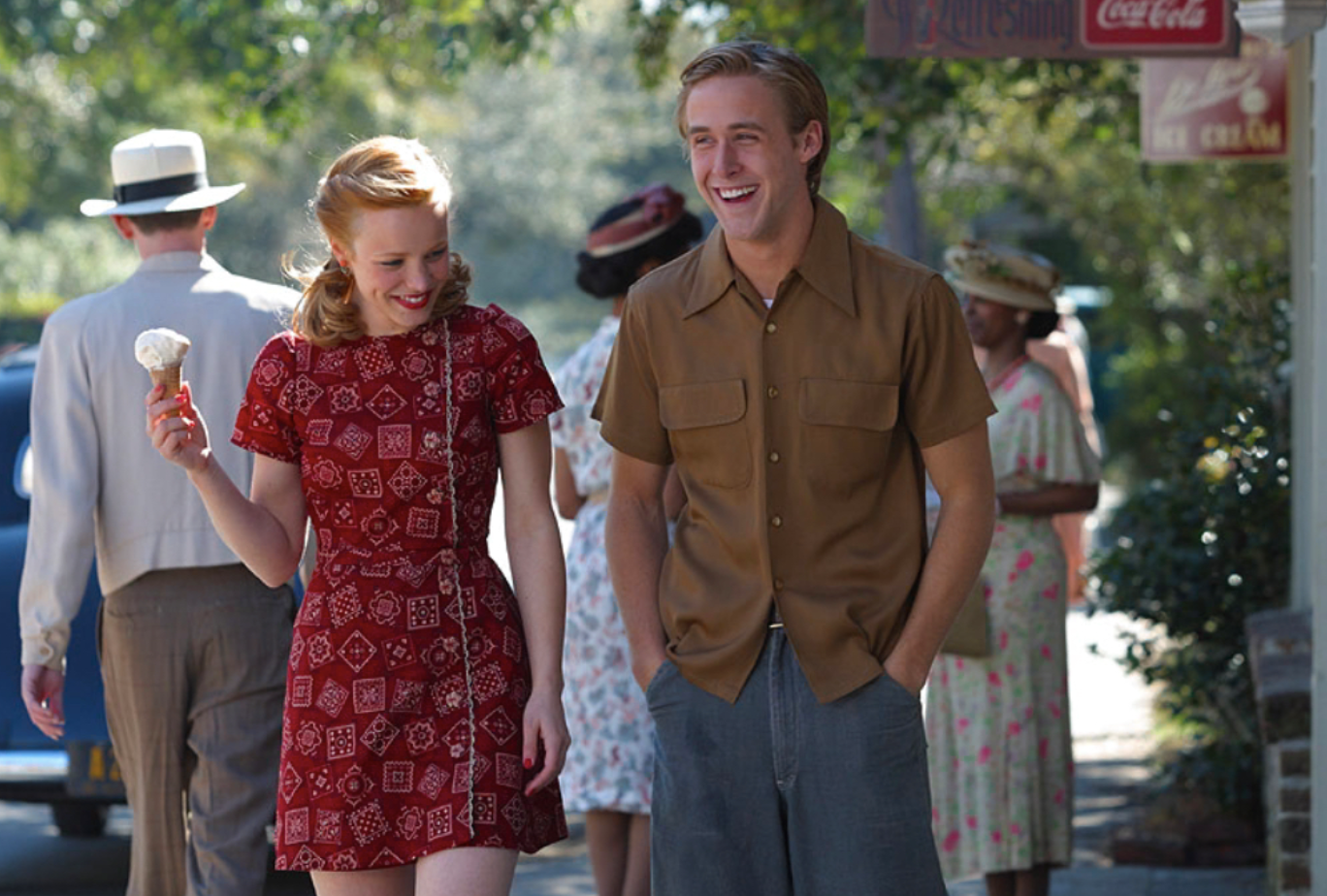 노아와 앨리가 아이스크림을 먹으며 걷고 있다