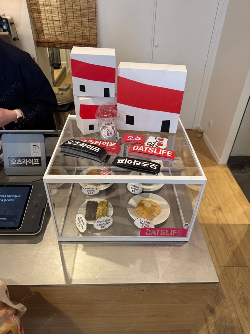 간단한 쿠키 등과 자체굿즈, 스티커