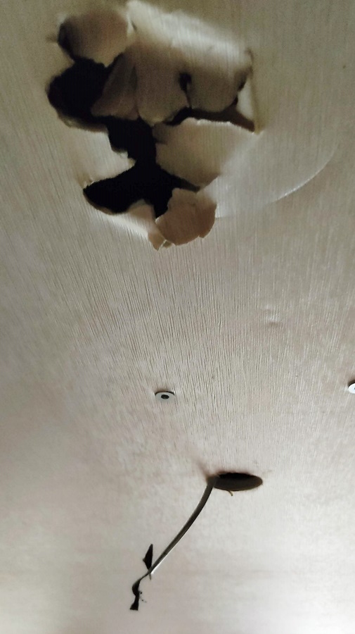 홀쏘로 구멍을 낸곳에 빠져나온 전선