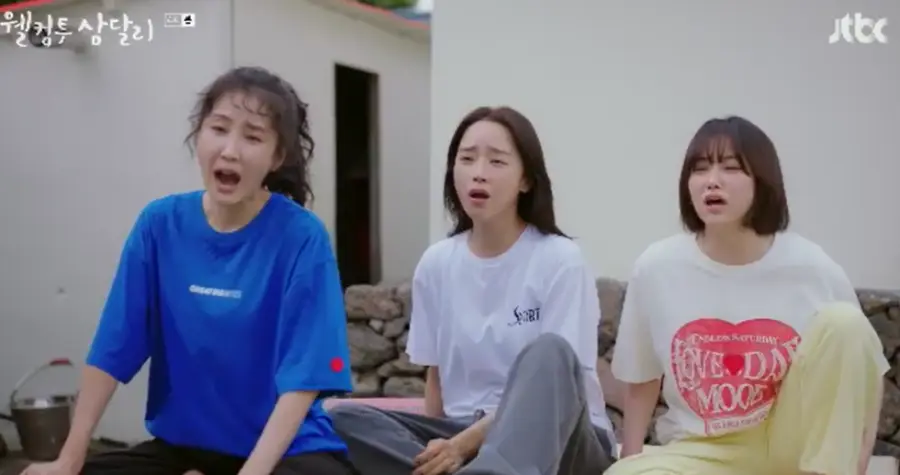 웰컴투삼달리- 좌측 파란옷을 입은 삼달언니와 흰옷을 입은 삼달 그리고 노란옷을 입은 우측 삼달이 여동생이 억울해하며 말하는 이미지