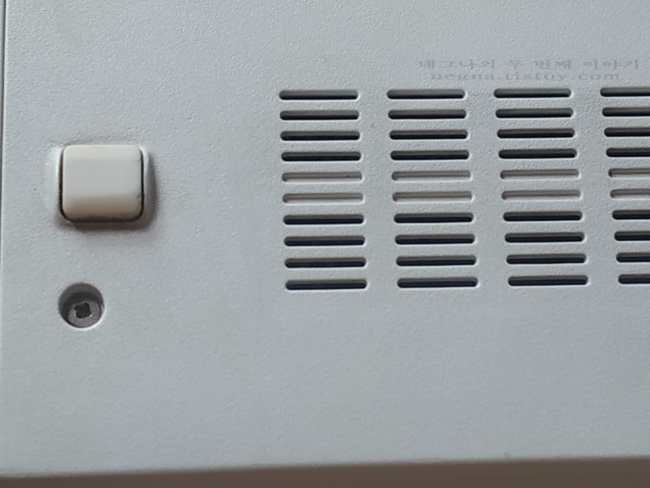 아수스 N55S 노트북. 후면 커버 왼쪽.