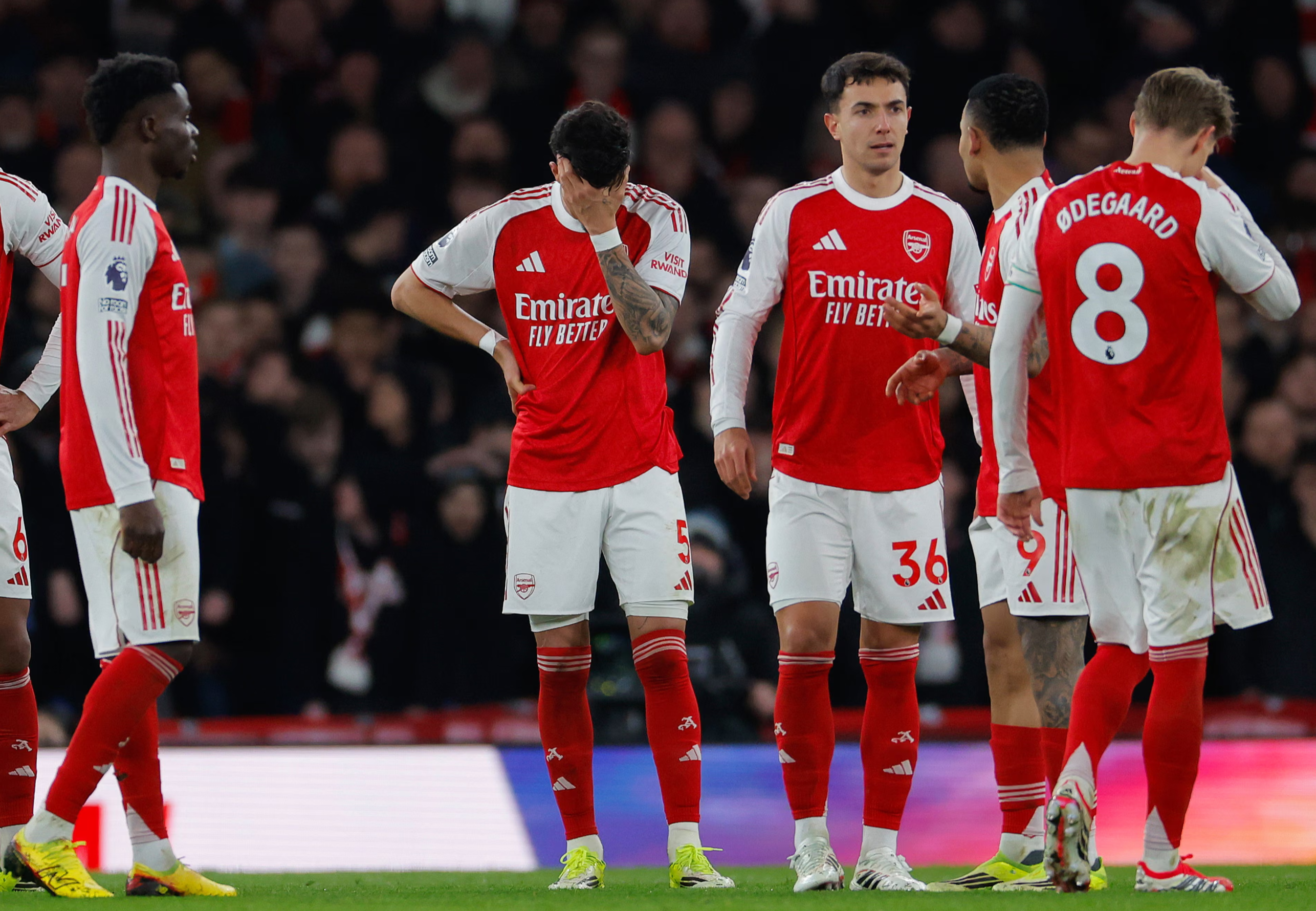도르구에게 두 번째 골을 허용하고 아쉬워하는 아스널 선수들