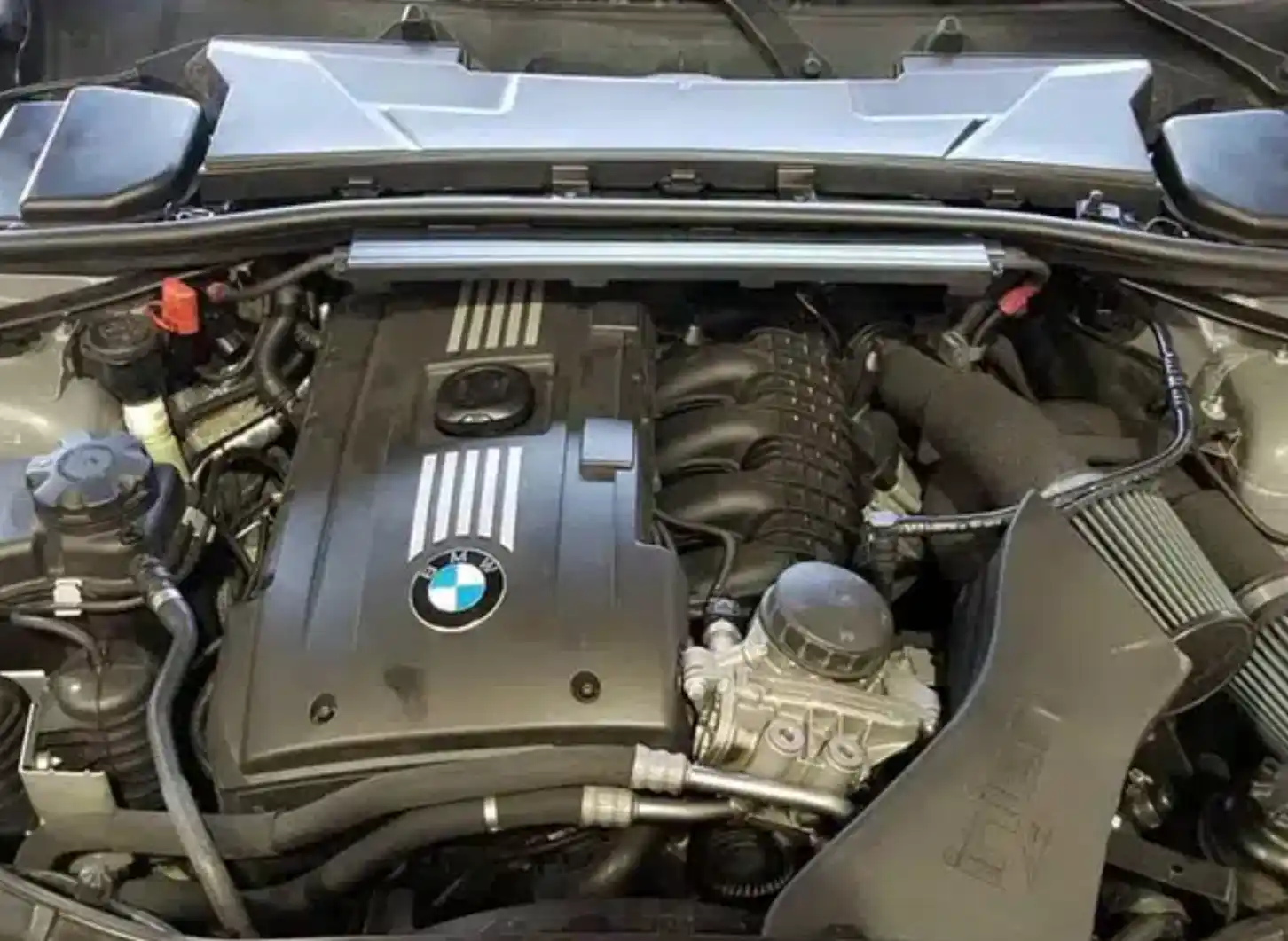 비엠더블류 중고차 엔진룸 확인 하는 이미지