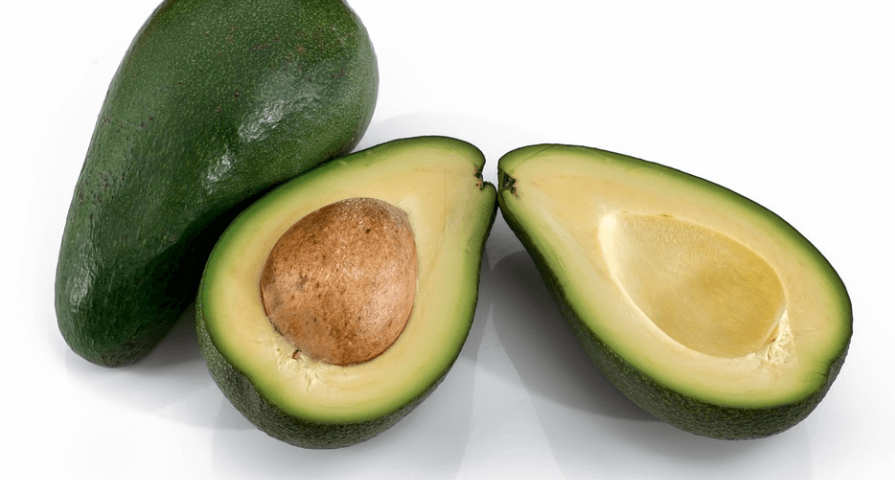 반으로 갈라져 있는 아보카도
