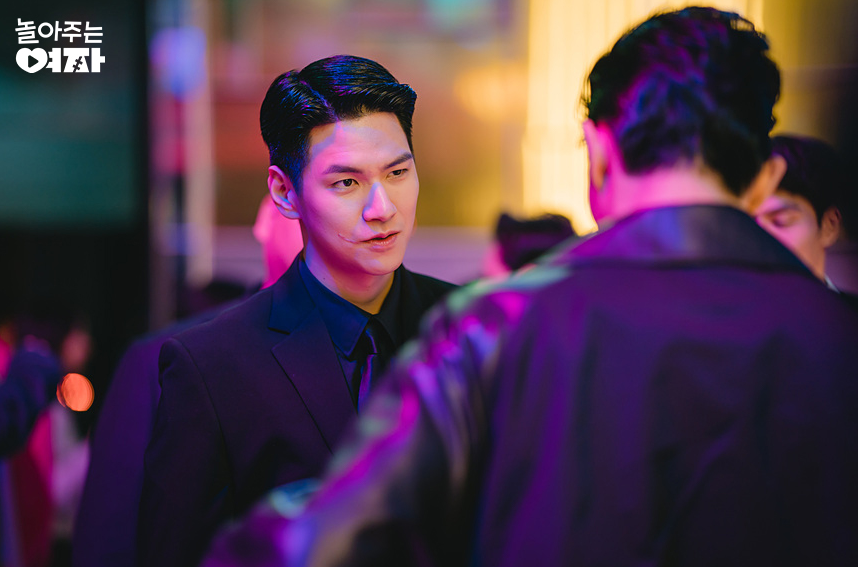 놀아주는 여자 줄거리