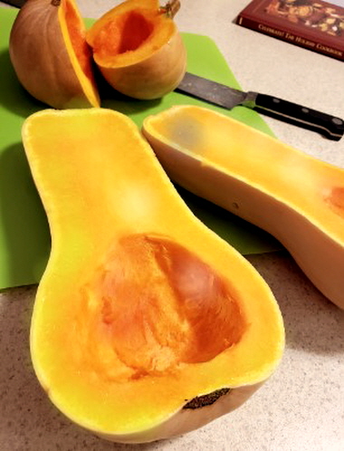 버터넛 스쿼시 반으로 자른 모습