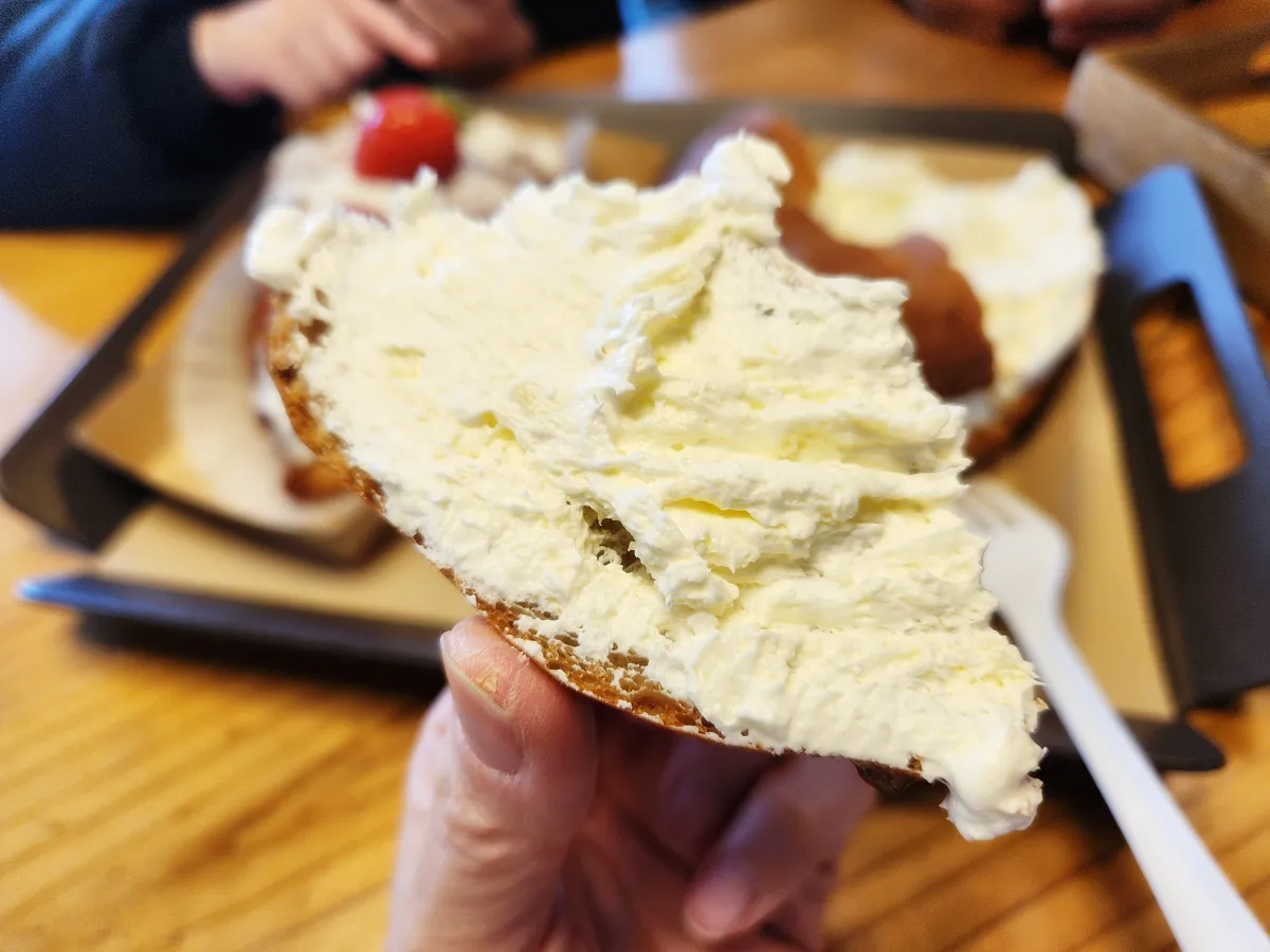 어니언-치즈-크림-베이글-단면