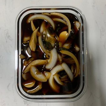 반찬통에 양파와 간장소스