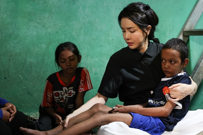 캄보디아-아이를-안고있는-김건희