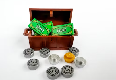 바구니에 있는 다양한 돈 모형들