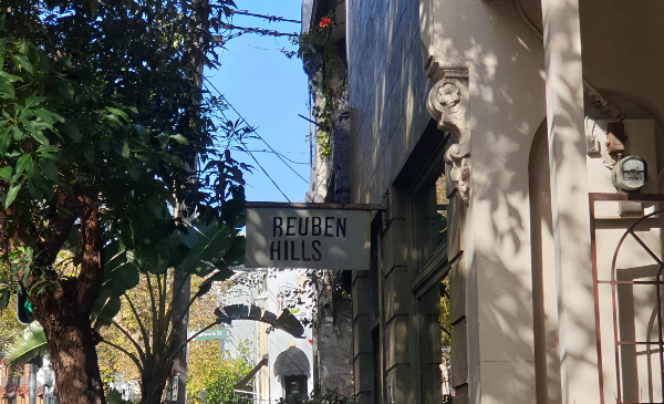 Reuben Hills(루벤 힐스), 시드니 Surry Hills 한복판 커피와 브런치 맛집_간판