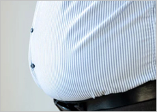 뱃살로 고민하는 사람들 이미지