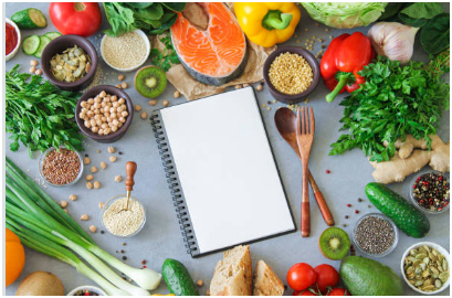 다양한 식재료와 식단표 노트가 놓여 있는 AI 자취 식단 기획 이미지