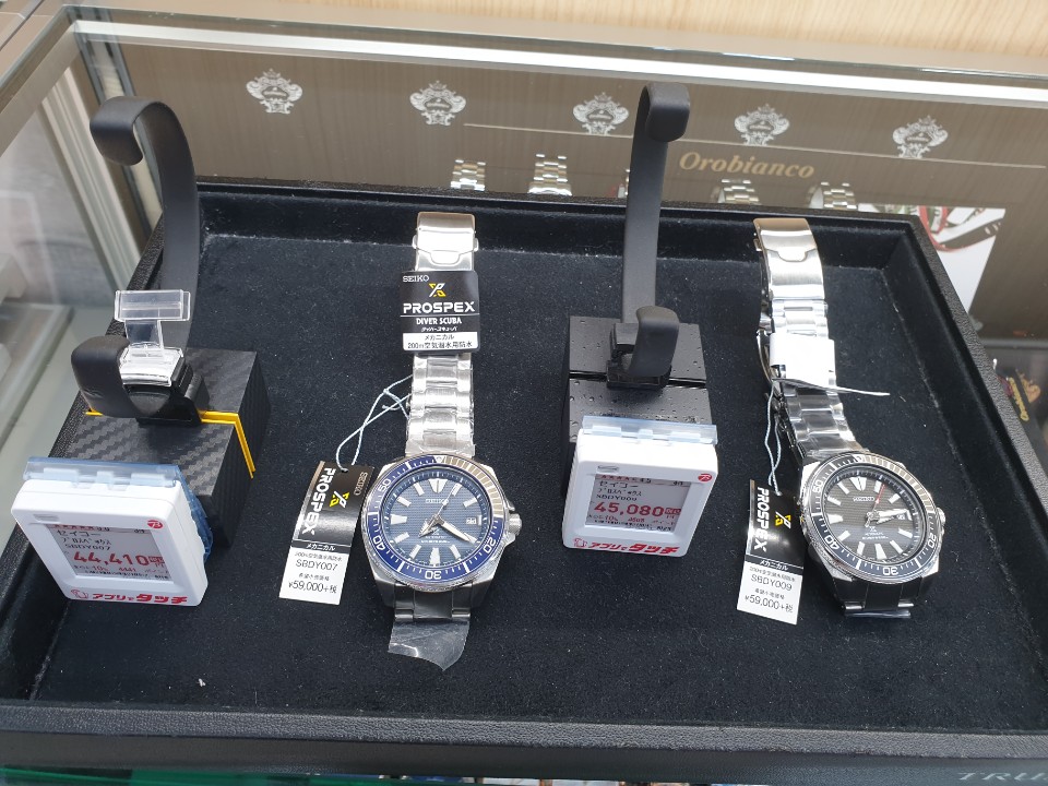 세이코 사무라이 시계가 진열되어 있다