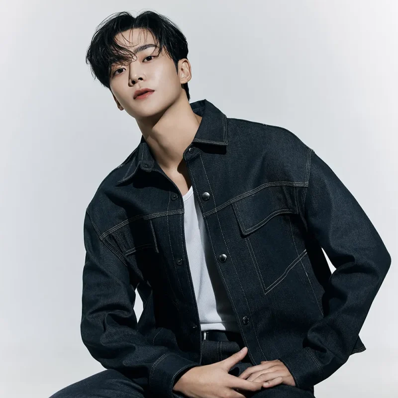 흰색을 배경으로 진청자켓을 입고 앉아 있는 가수이자 배우인 로운
