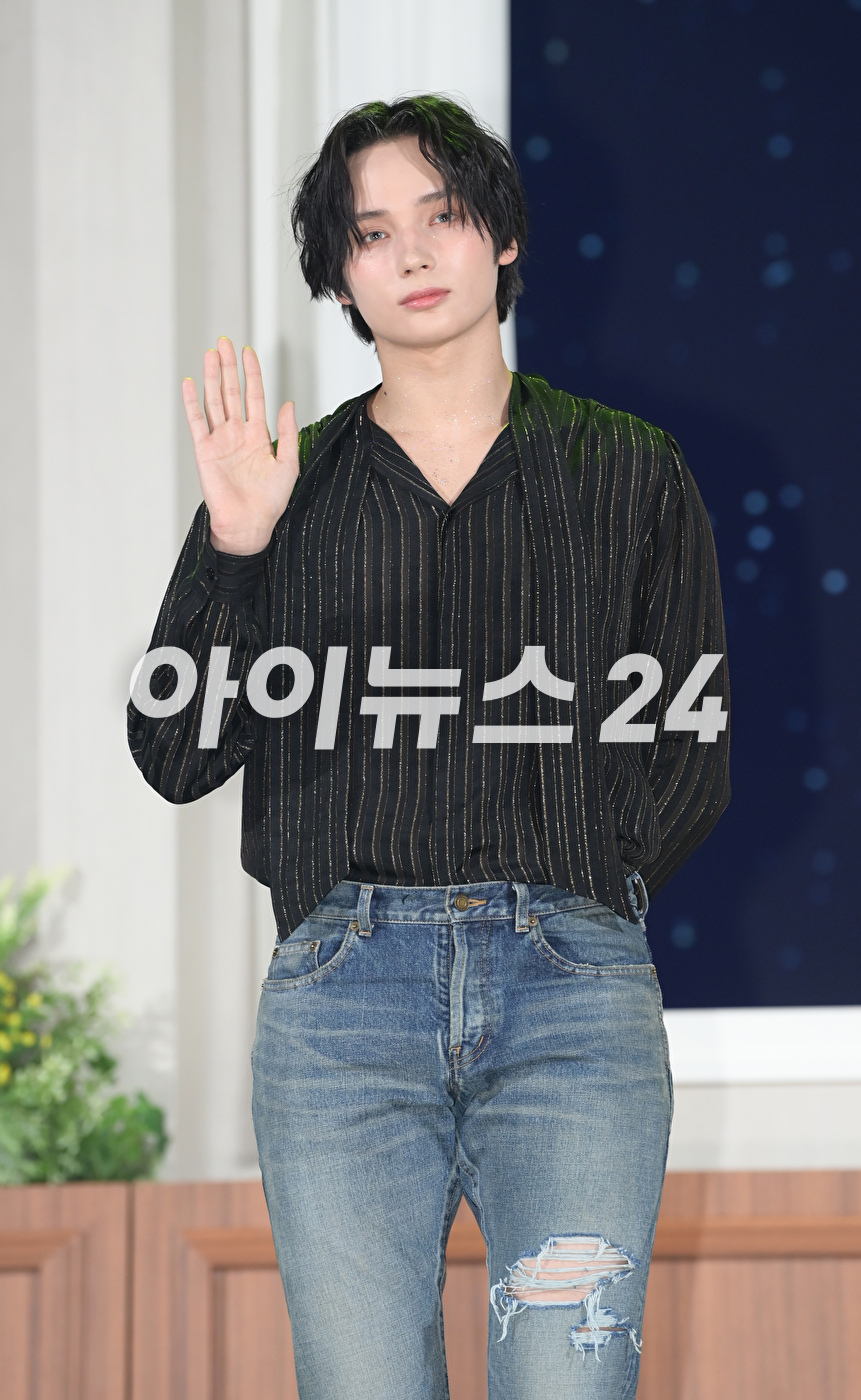 그룹 투모로우바이투게더 휴닝카이가 26일 오후 서울 강남구 코엑스 오디토리움에서 열린 투모로우바이투게더(TOMORROW X TOGETHER, TXT) 미니 5집 '이름의 장: TEMPTATION' 발매 쇼케이스에서 타이틀곡 무대를 선보이고 있다. [사진=정소희 기자]