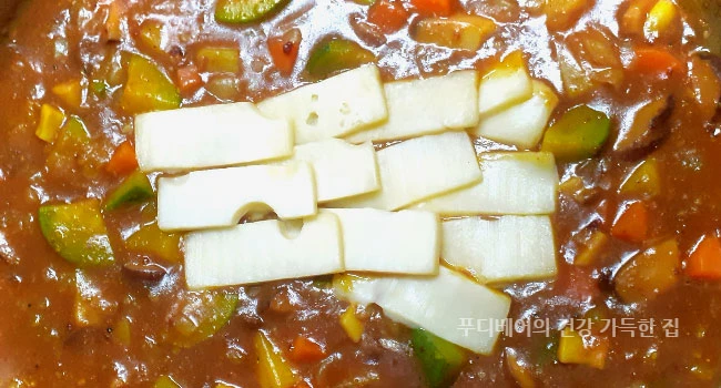 채소-카레-위에-에멘탈-치즈를-올려놓은-모습