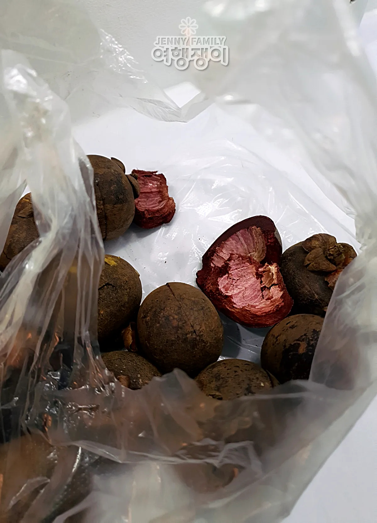 망고스틴-껍질이-수북함-보랏빛-물은-잘-안지워지는-특징이-있음