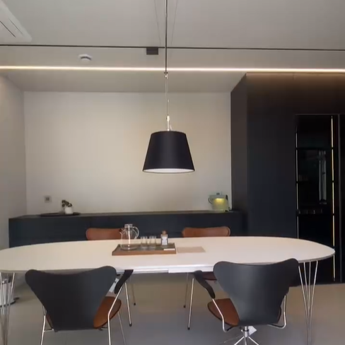 주방 옆에 있는 식탁