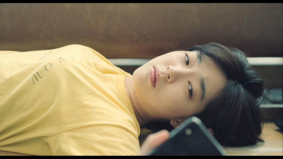 누워 있는 최성은 배우의 모습