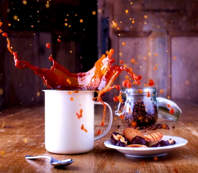 커피 쏟아지는 모습