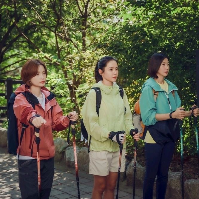 드라마 세 주인공이 노르딕 스틱을 들고 등산복 차림으로 서있는 모습