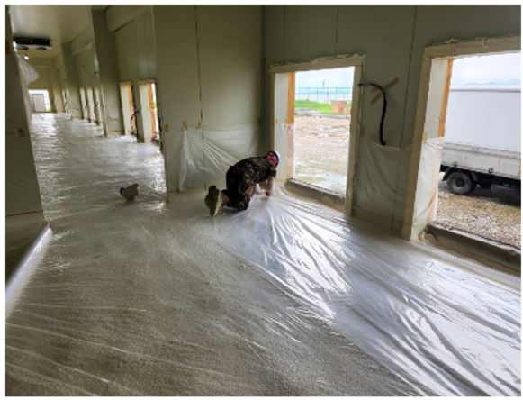 PE필름 시공하는 모습