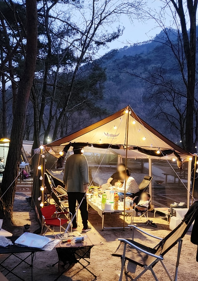 하늘이 어두워지고 불을 켜 운치있는 타프