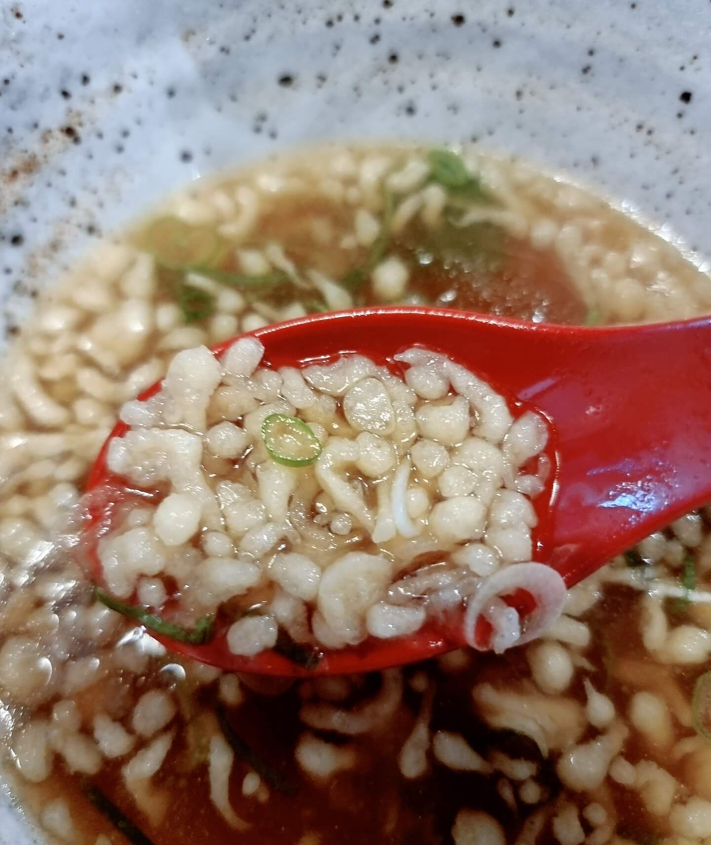 냉우동에 튀김가루 바삭함이 살아있다