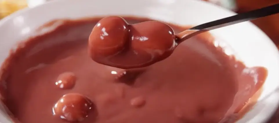 팥죽을 숟가락을 뜨고 있는 모습