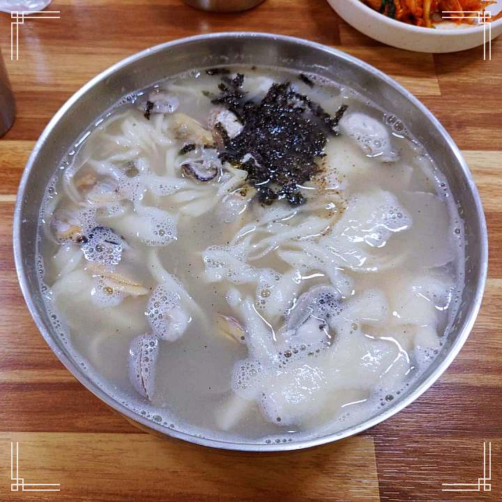 토요일은 밥이좋아 시흥 목감 해물칼국수 맛집 굴 바지락 오만둥이 육수 3대장 칼국수 수제비 칼제비 현지인 추천 토밥 좋아 방송정보