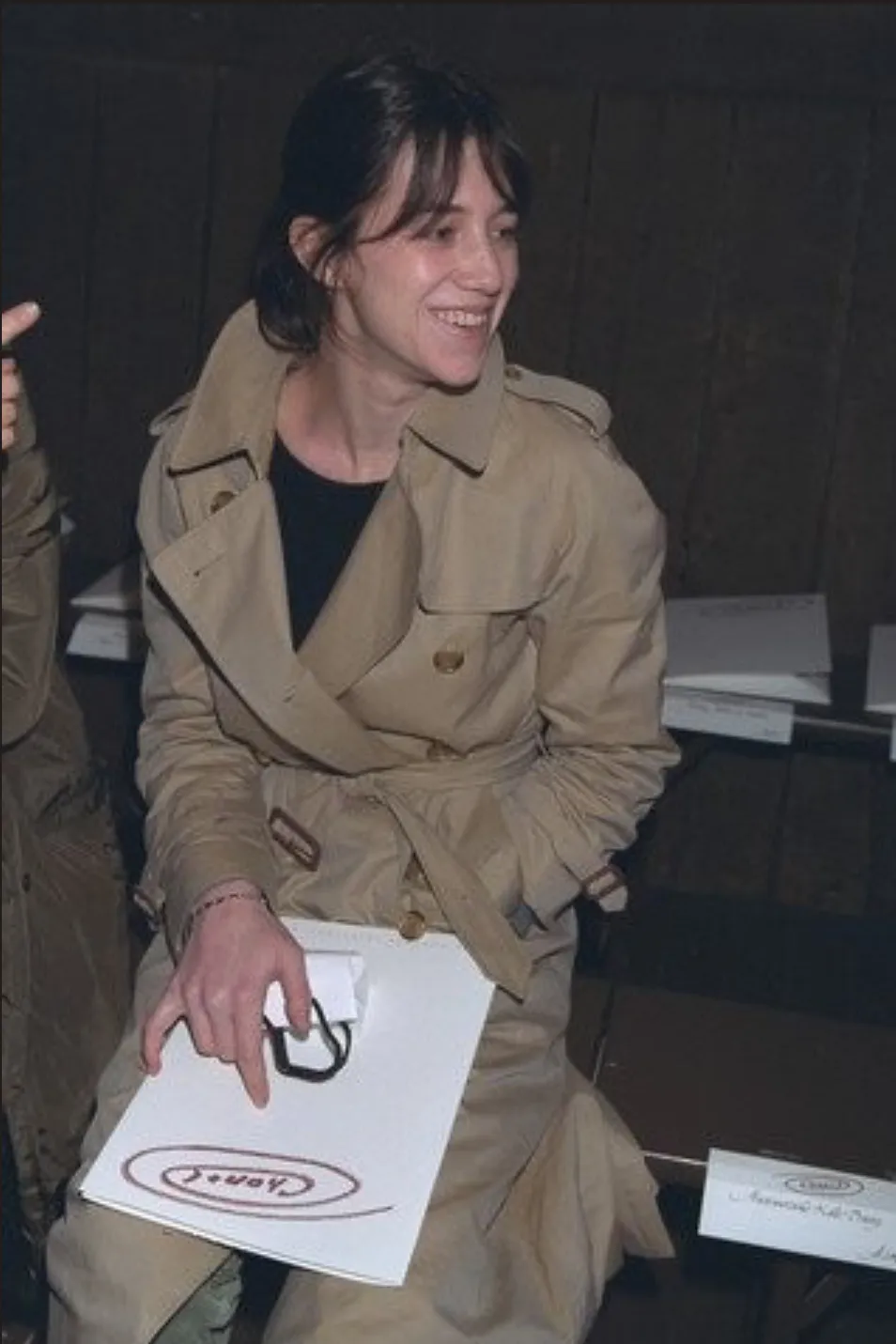 가을 트렌치코트,트렌치코트 스타일링, 샤를로뜨 갱스부르, 제인 버킨, 프렌치 시크, 프렌치 패션,클래식 아우터,여성 트렌치코트, 셀럽 스타일, 버버리 트렌치코트