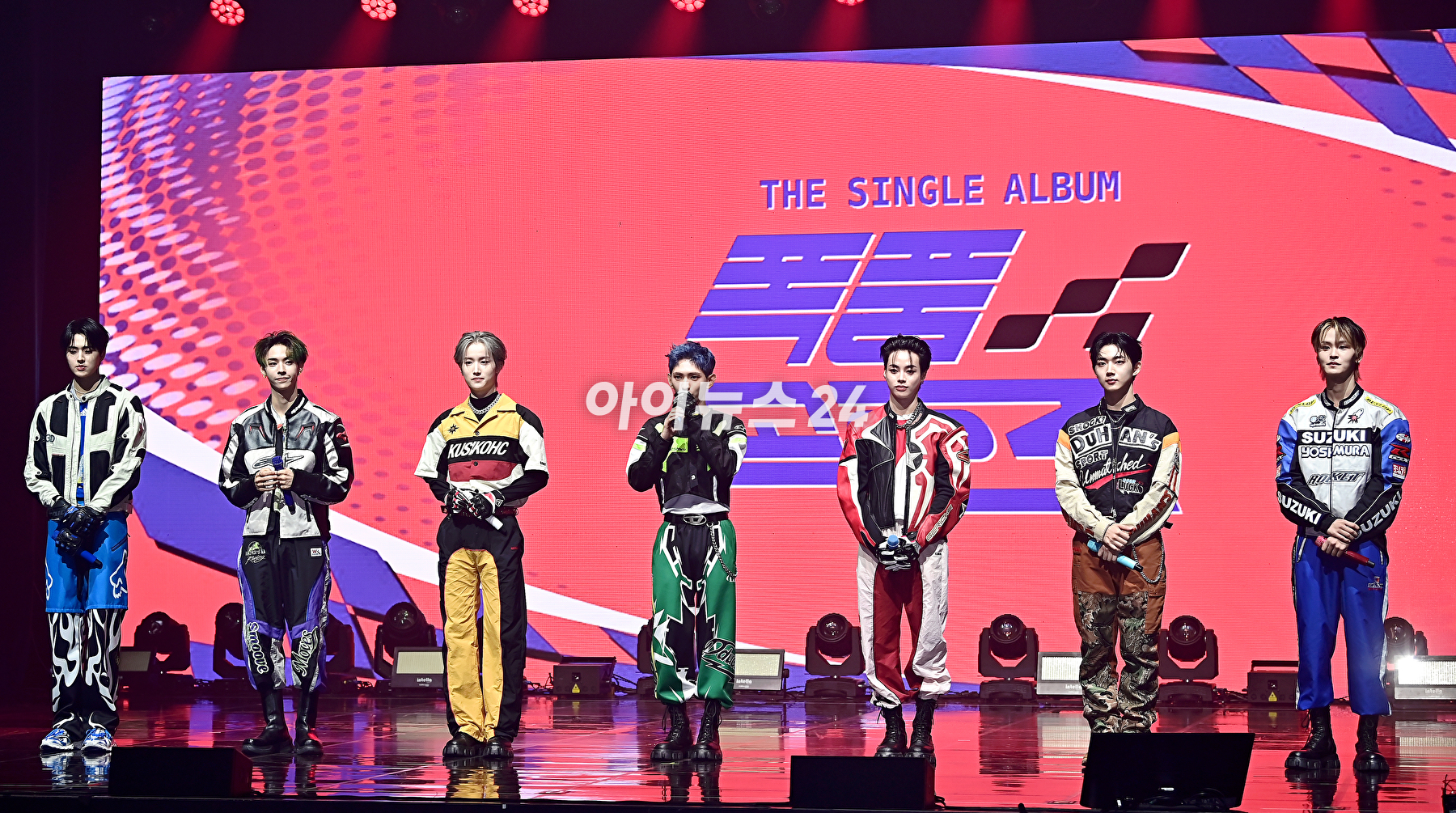 그룹 템페스트(TEMPEST)가 20일 오후 서울 목동 로운아트홀에서 열린 첫 번째 싱글 앨범 '폭풍 속으로' 쇼케이스에서 포토타임을 갖고 있다. [사진=곽영래 기자]