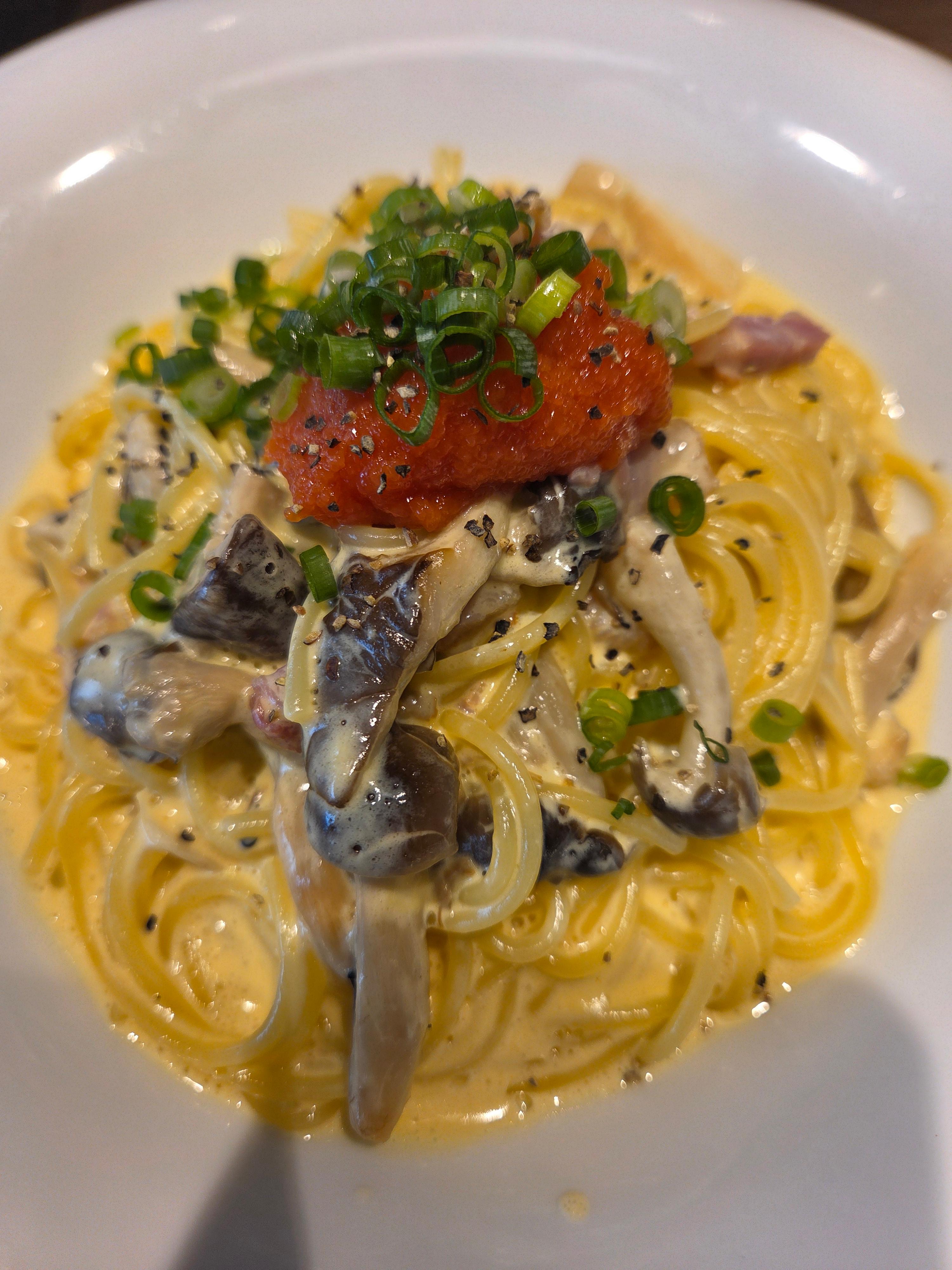 명란과 쫄깃한 파스타 면, 버섯 토핑, 꾸덕한 크림 소스가 완벽하게 어우러진 파스타야 잇쵸메의 명란크림파스타