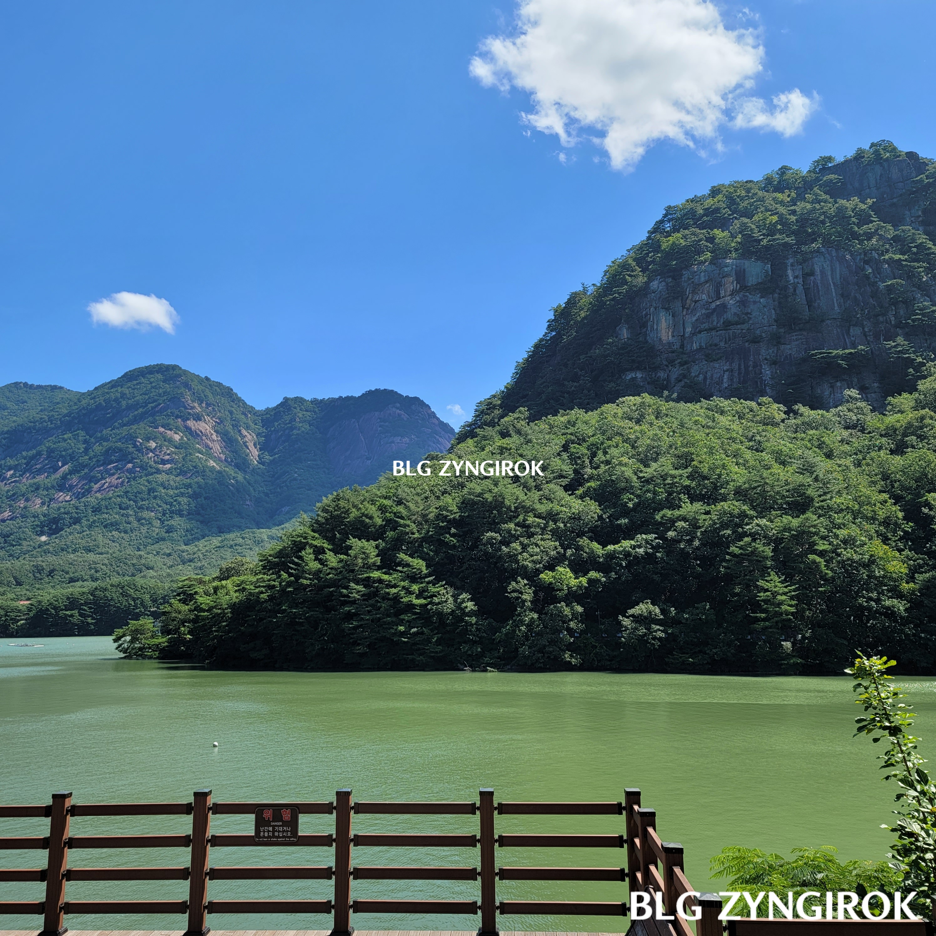 산정호수에서-바라본-산의모습이다.