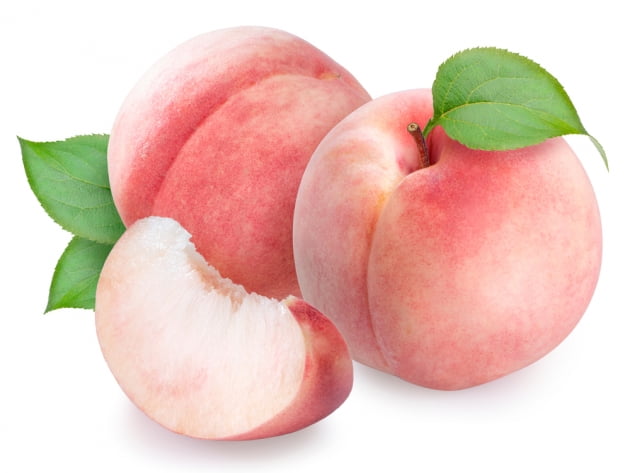 복숭아 두개와 잘려있는 복숭아 조각