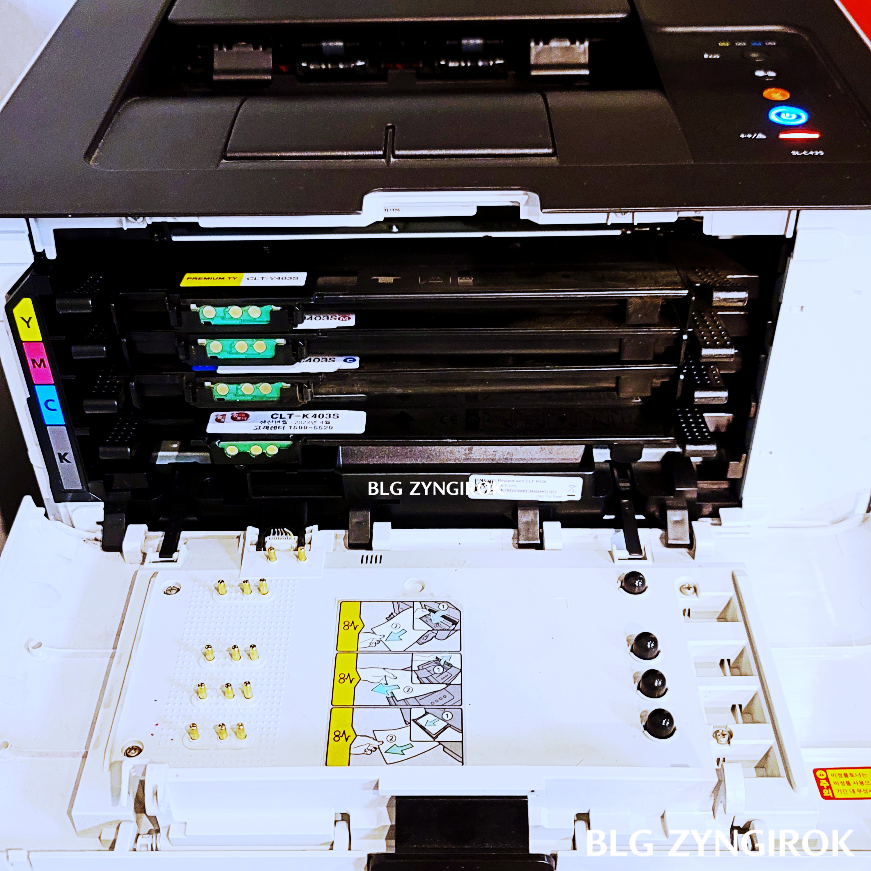 모든 토너를 재장착한 모습이다.