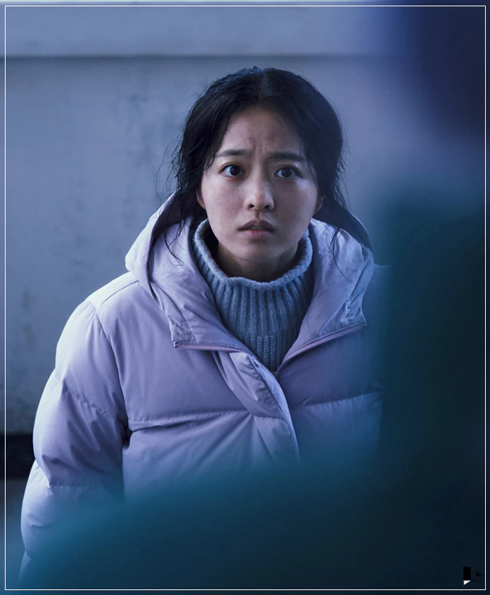 영화 콘크리트 유토피아 아래에서 위로 보는 장면