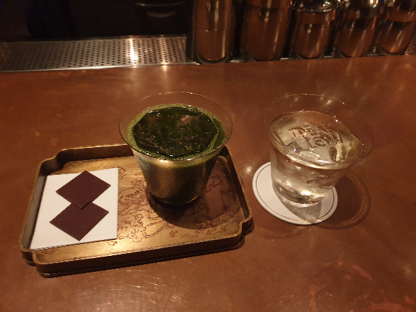 투명한 컵에 담긴 두 개의 칵테일. 왼쪽 칵테일에는 말차가 담겨 있다.