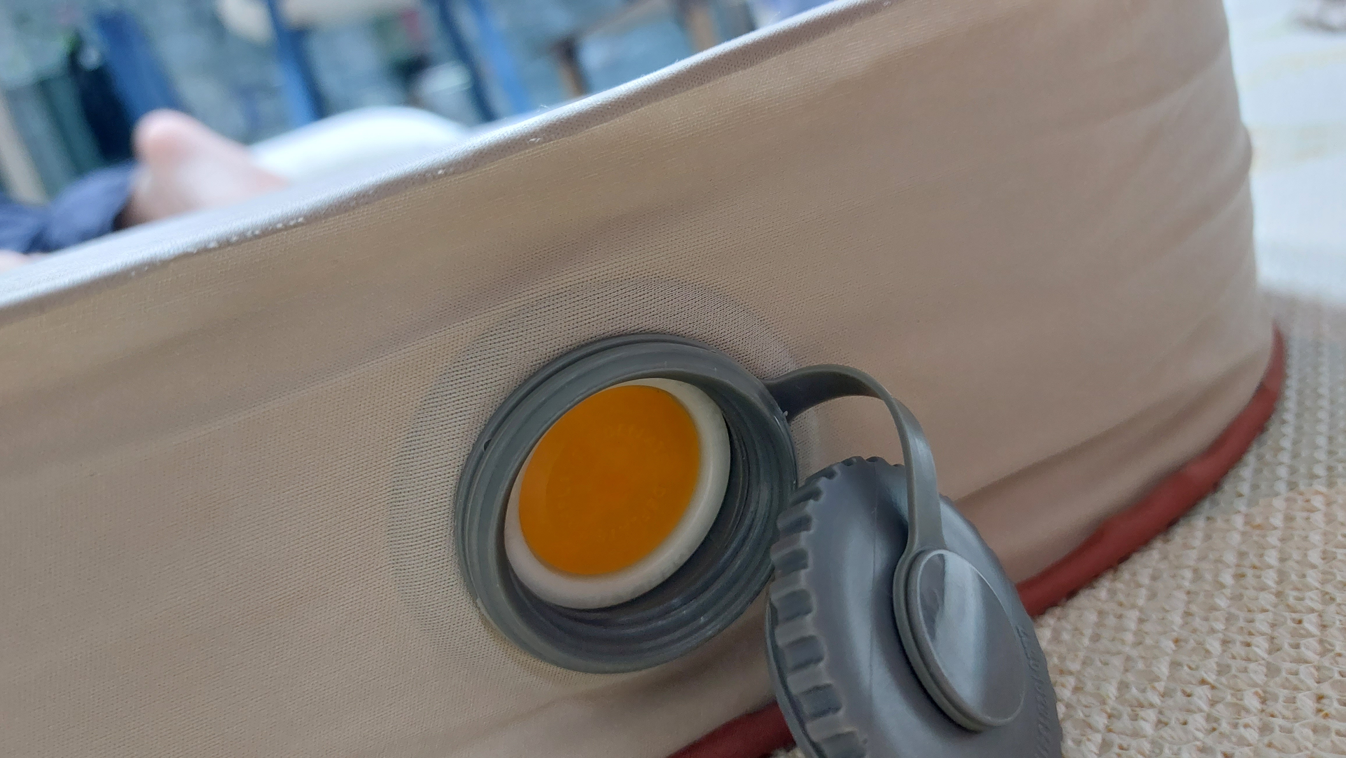 네이쳐 하이크 자충매트 더블사이즈 10CM 노즐구멍 이렇게 해놓으면 매트에서 바람이 자연스럽게 빠지는 구조입니다.