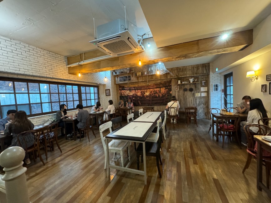 소금빵이 제일 맛있는 집으로 입소문 난 '베통 성수 플래그십' 내부 모습