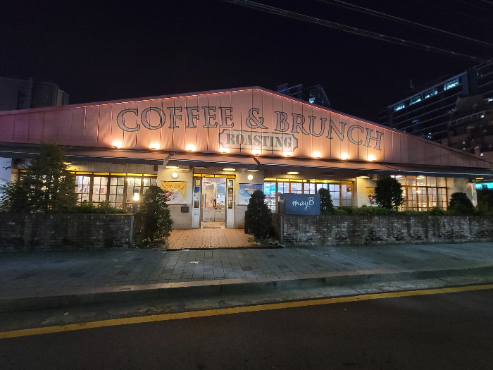 메이비 카페 외관