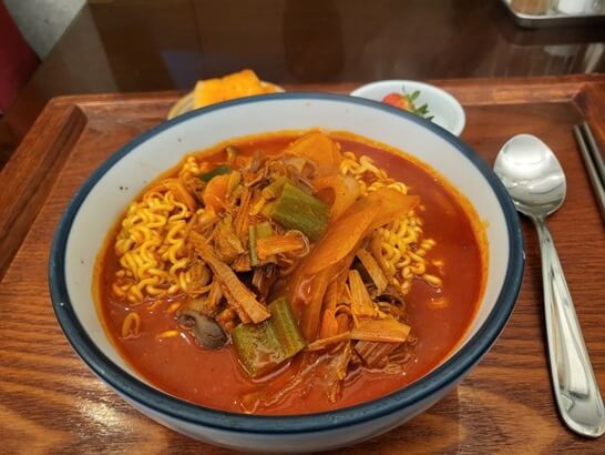 육라면-숟가라-나무쟁반